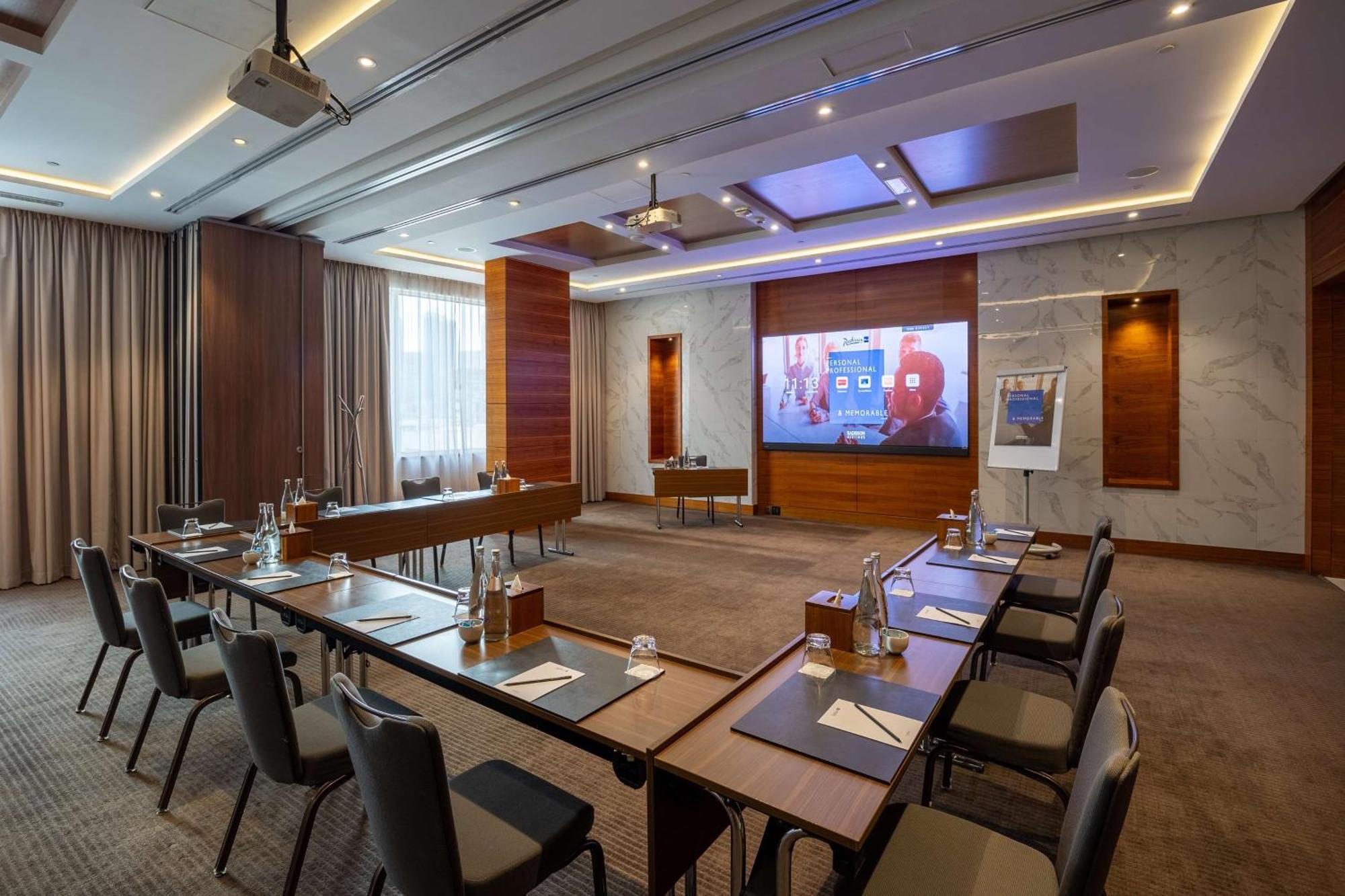 Radisson Blu Hotel, Waterfront 5* Дубай