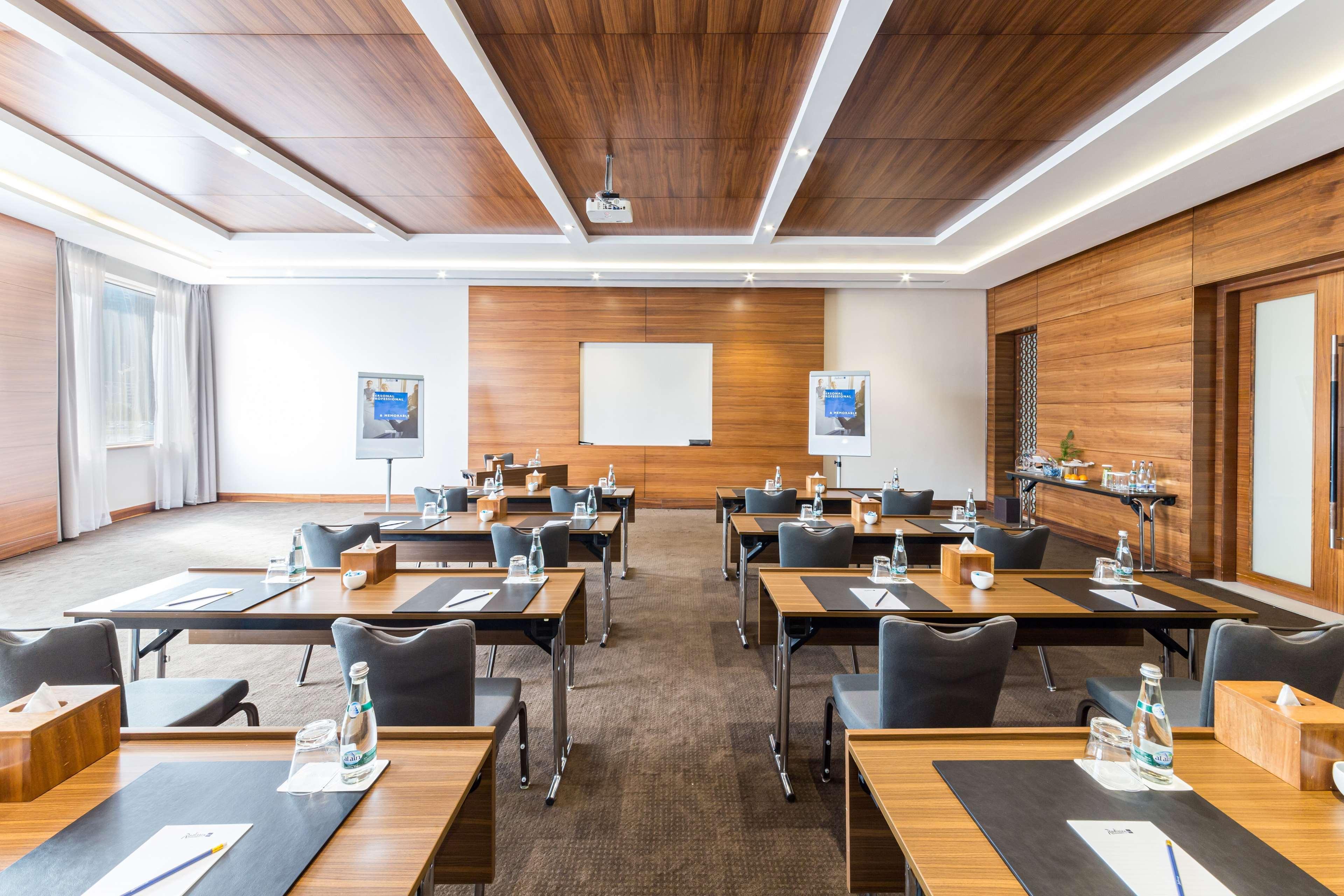 Radisson Blu Hotel, Waterfront Дубай