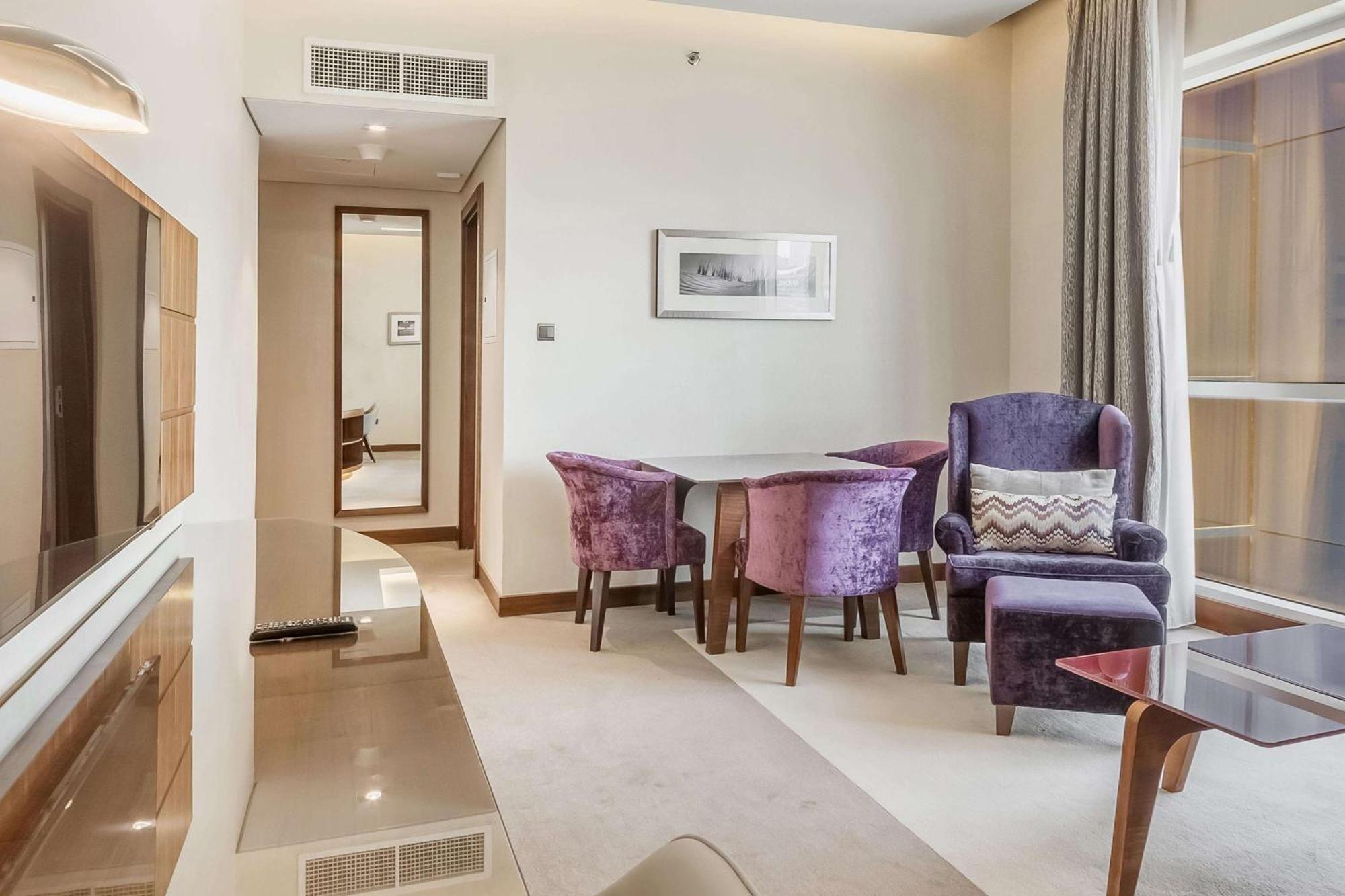 Отель Radisson Blu Hotel, Waterfront Дубай